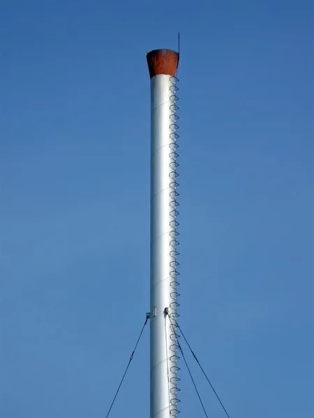 Bílé kovové potrubí na modré obloze — Stock fotografie