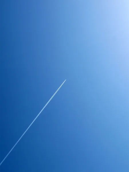 青い空、輸送上の飛行機のパス — Stockfoto