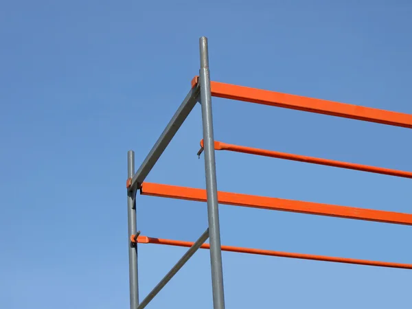 Construction métallique orange sur ciel bleu — Photo
