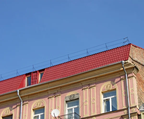 Bâtiment en brique, toit rouge, ciel bleu — Photo