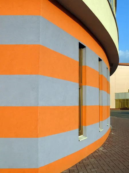 Πορτοκαλί γραμμές στο κτίριο, κατασκευής — Φωτογραφία Αρχείου
