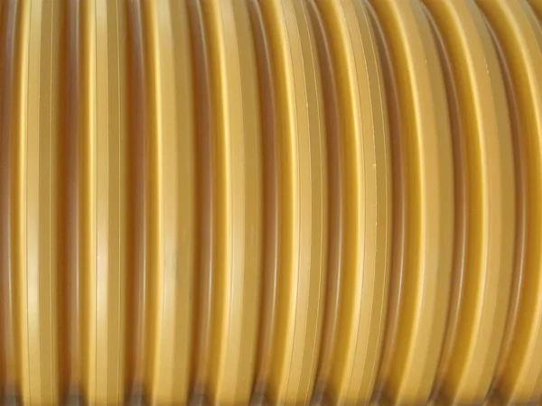 Grandes anneaux en plastique marron, jaune, câble — Photo