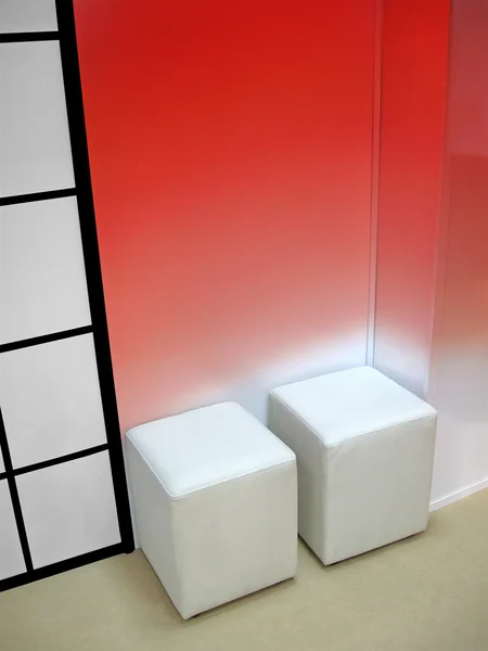 Pochi sedili, parete rossa, interno — Foto Stock