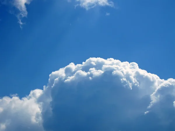 Cumulus curly white clouds on blue sky — Stock Photo, Image
