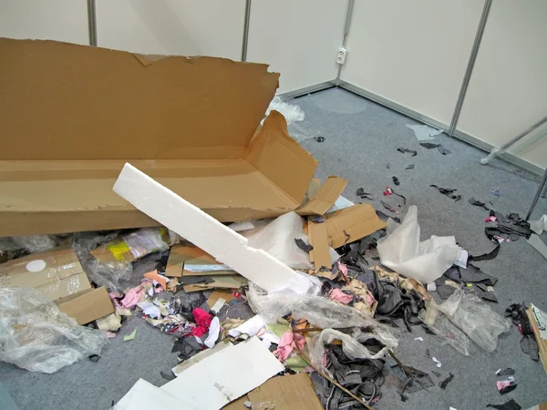 Куча мусора в офисе — стоковое фото