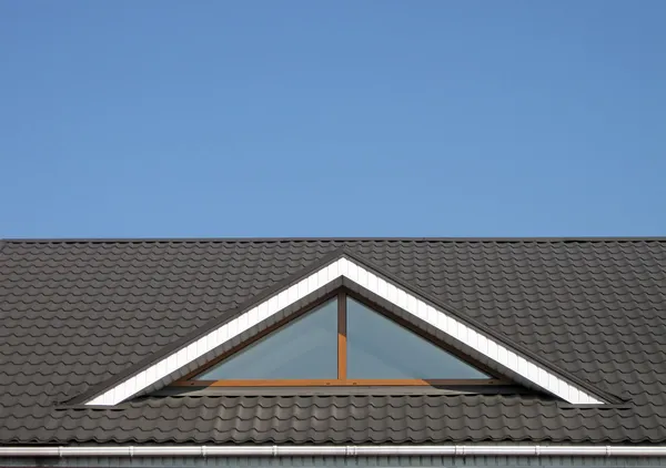 Будівництво даху з коричневої плитки, блакитне небо — стокове фото