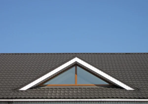 Barna cserép tető építése, kék ég Stock Kép
