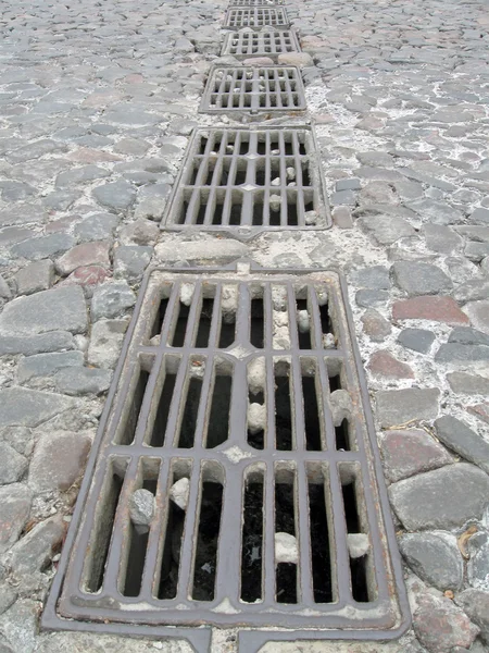 Kanalizacja na kamień drogi, metalowe — Zdjęcie stockowe