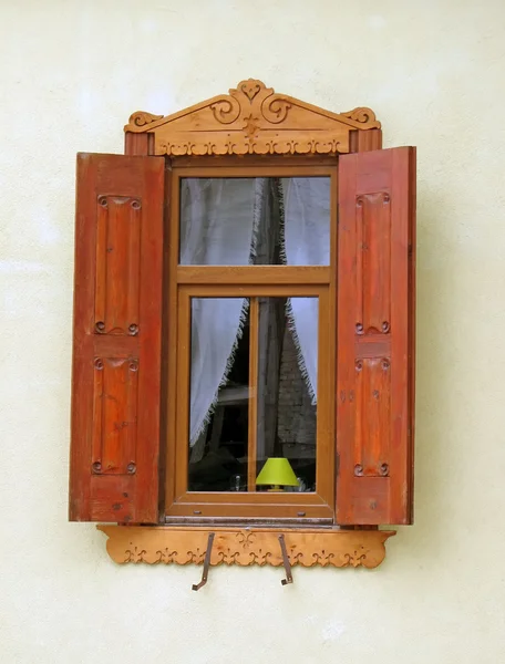 Ročníku dřevěných domů okno — Stock fotografie