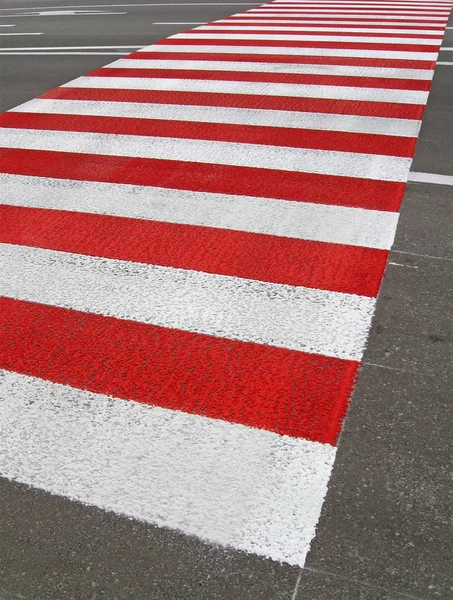 Estrada pedestre vermelho, forma asfalto de segurança . — Fotografia de Stock