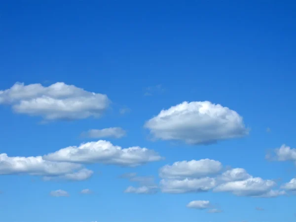 Weiße Wolken türmen sich am blauen Himmel, azurblaue Natur. — Stockfoto