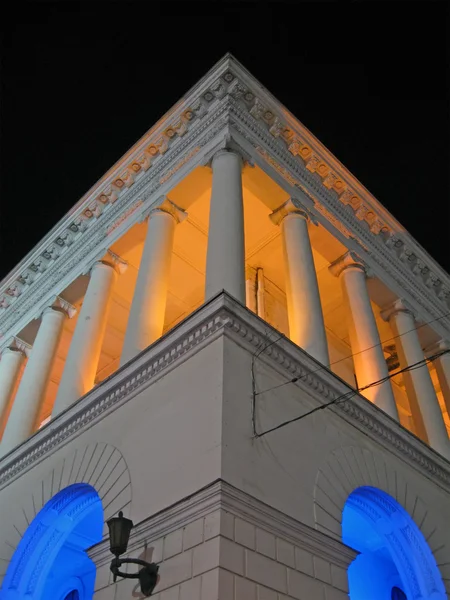 Λευκό κτίριο, νύχτα φωτισμός — Φωτογραφία Αρχείου