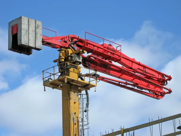 Красный промышленный кран, строительная площадка — стоковое фото