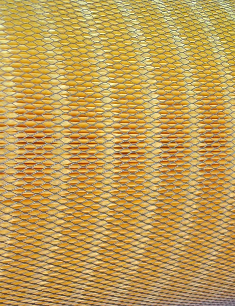 Kovové mřížky na žlutém povrchu materiálu, filtr — Stock fotografie