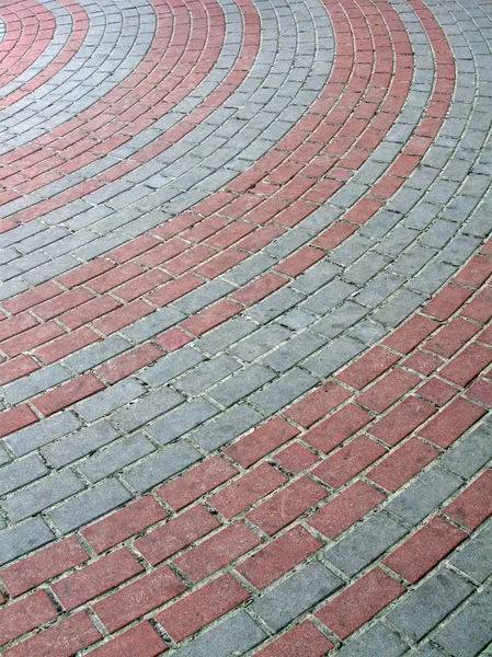 Vermelho, estrada de tijolo de pedra cinza, conceito de transporte — Fotografia de Stock