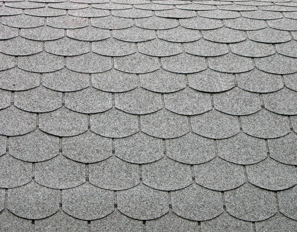 Telhado coberto com azulejo preto, construção em azulejo — Fotografia de Stock