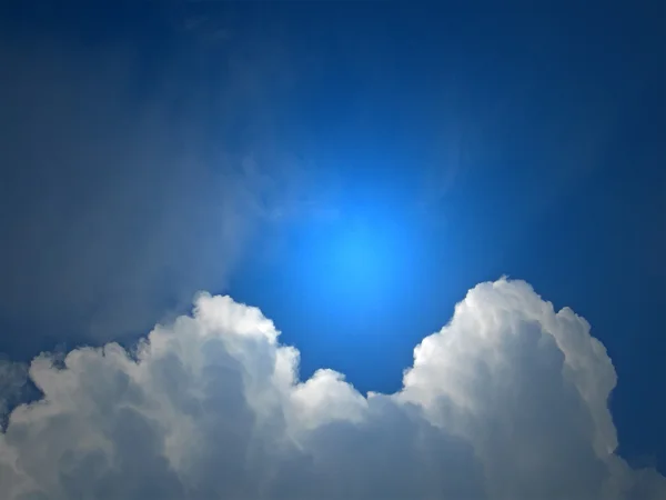 Mavi gökyüzü, doğa üzerinde mavi bulutlar — Stok fotoğraf