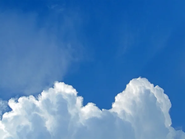Azure blue moln på blå himmel, welkin natur, himlen koncept. — Stockfoto
