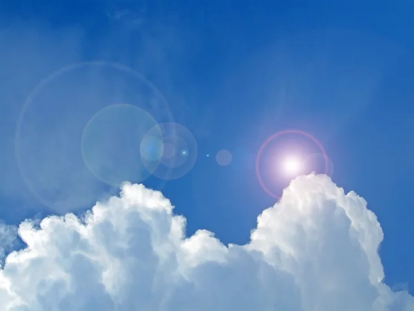 Magisches Licht aus weißen Wolken am blauen Himmel, Natur — Stockfoto