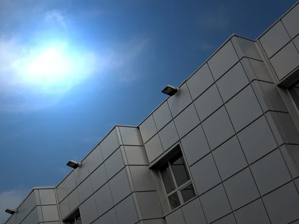 Luz mágica, edificio de oficinas plateado en el cielo azul, detalles científicos . — Foto de Stock