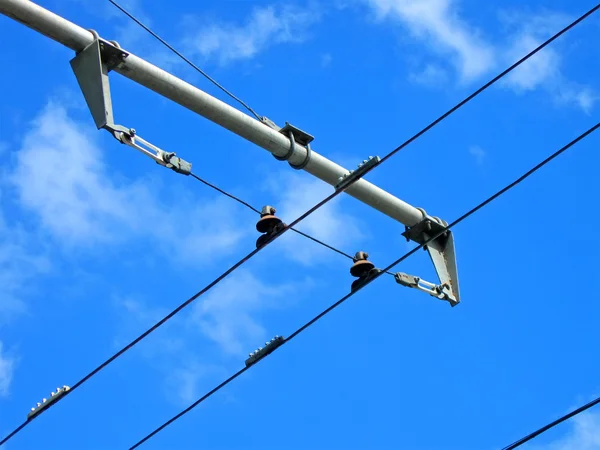 Fios de linha de energia elétrica no céu azul — Fotografia de Stock