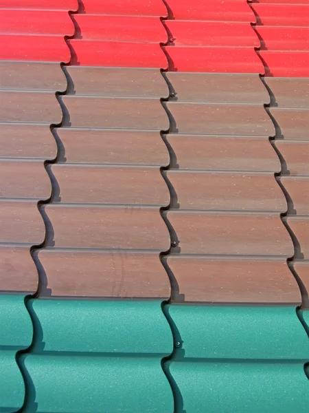 Techo de baldosas cubierto con azulejos de color, construcción de azulejos . —  Fotos de Stock