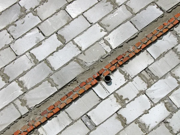 Parede de tijolo branco com linha de pedra vermelha, fundo closeup — Fotografia de Stock