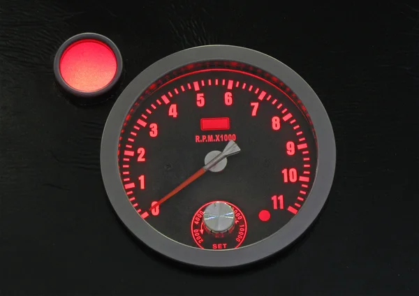Ταχύτητα μετρητή πίνακα ελέγχου με κόκκινο αριθμούς, ηλεκτρονικά — Φωτογραφία Αρχείου