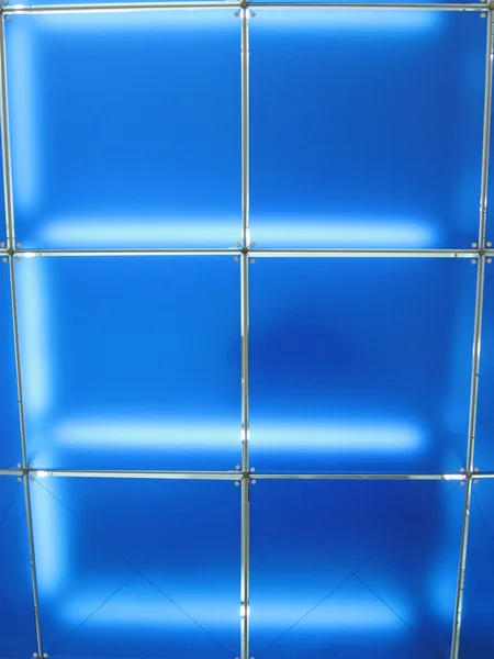 Abstrakte blaue Glaskonstruktion, quadratische Rahmen Beleuchtung — Stockfoto