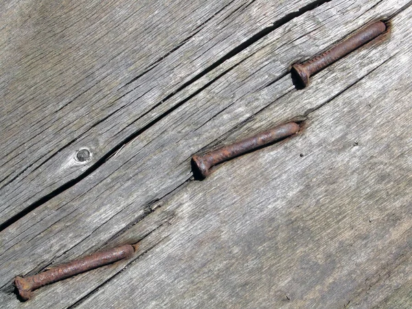 Rostig spik på torr vintage trä yta — Stockfoto