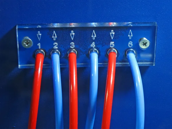 Piros, kék kábelek pack-halom, a hatalom, a villamos energia — Stock Fotó
