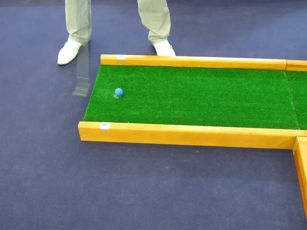 Procesul de joc de golf, minge albastră pe suprafața verde — Fotografie, imagine de stoc