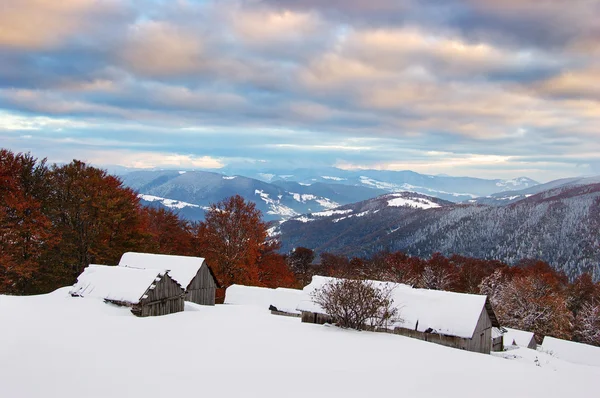 Sonnenaufgang in den Bergen und der erste Schnee — Stockfoto