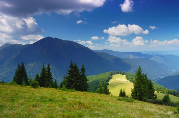 Krajobraz górski w lecie — Zdjęcie stockowe