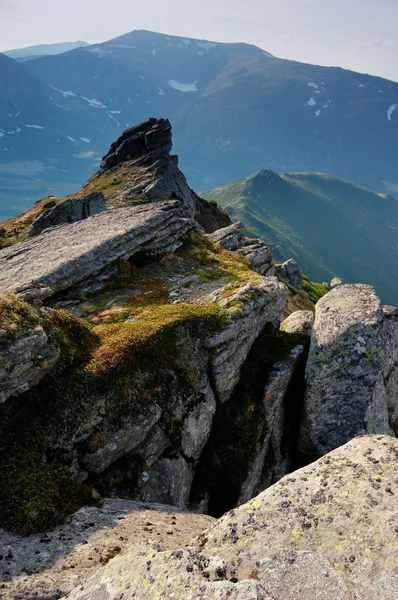 Скала в горах — стоковое фото
