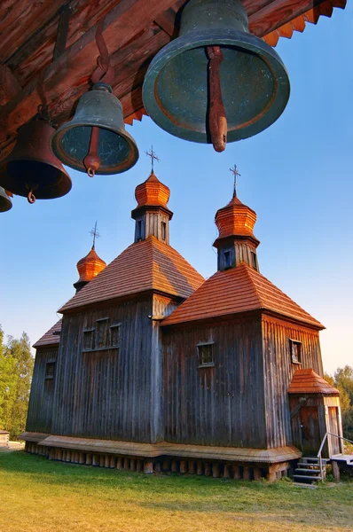 Kirche und Glockenturm — Stockfoto