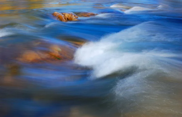 Горная река — стоковое фото