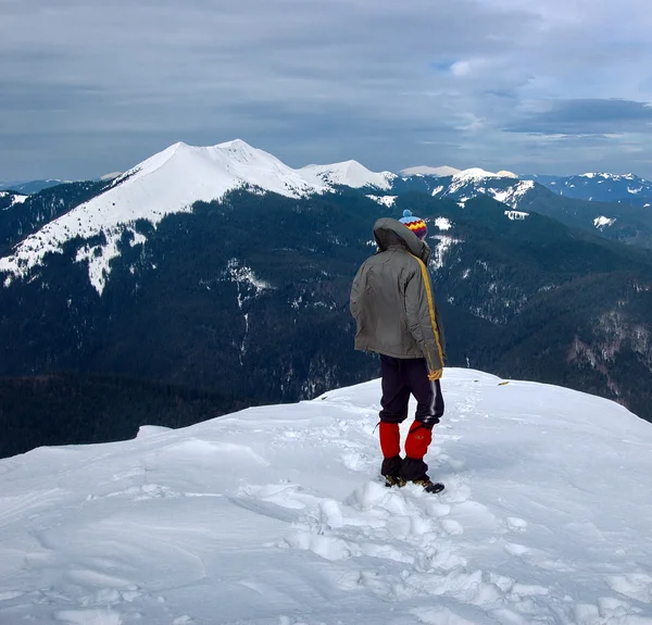 Der Tourist in den Bergen im Winter — Stockfoto