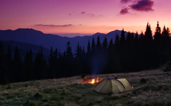 Camping en montañas —  Fotos de Stock
