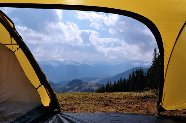 Milyen a turisztikai sátor a hegyekben — Stock Fotó