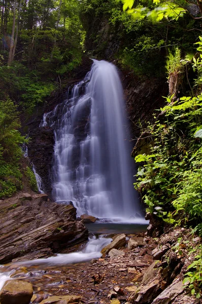Wodospad w górach — Zdjęcie stockowe