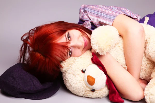 Hermosa chica durmiendo con oso de peluche — Foto de Stock