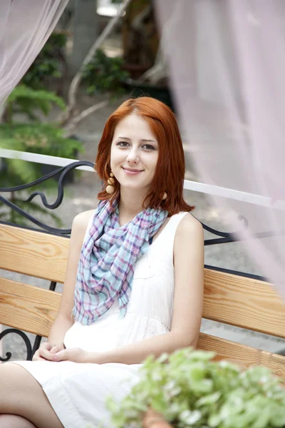 Porträt eines jungen schönen Mädchens auf einer Bank. — Stockfoto