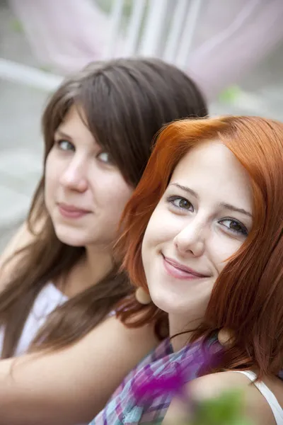Retrato de duas meninas bonitas ao ar livre . — Fotografia de Stock