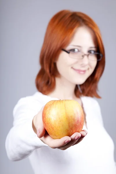 Flicka med äpple i handen. Studio skott. — Stockfoto