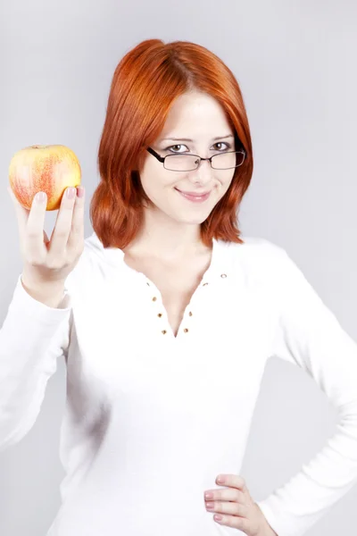Flicka med äpple i handen. Studio skott. — Stockfoto