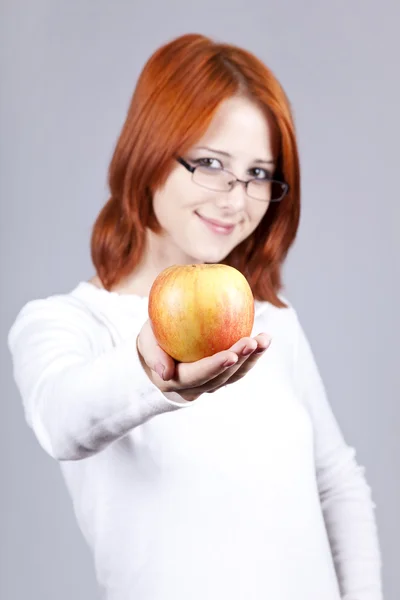 Mädchen mit Apfel in der Hand. Studioaufnahme. — Stockfoto