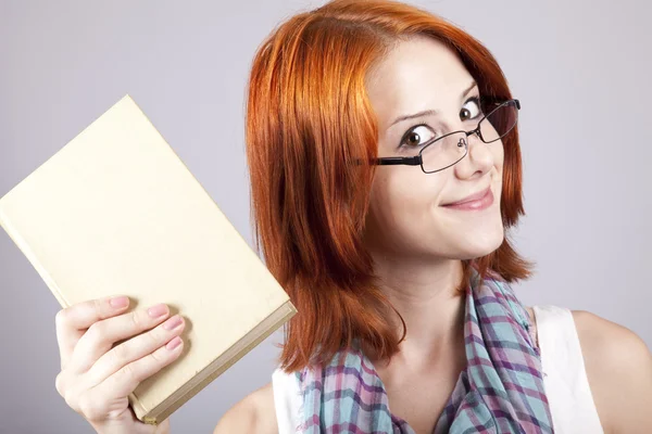 Rapariga ruiva mantém o livro na mão. Estúdio . — Fotografia de Stock