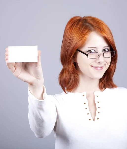 Retrato de uma jovem bela mulher feliz com cartão branco em branco — Fotografia de Stock