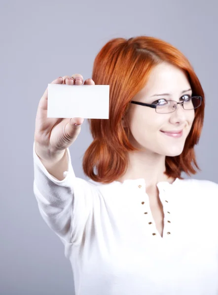 Retrato de una joven hermosa mujer feliz con tarjeta blanca en blanco — Foto de Stock